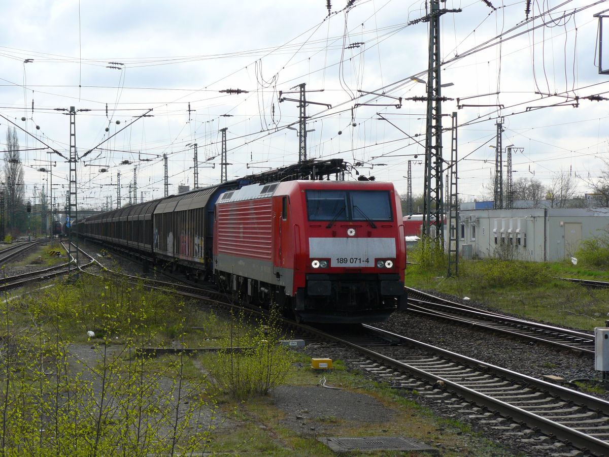 DB Schenker 189 071-4 met Gterzug. Emmerich am Rhein 18-04-2015.

DB Schenker 189 071-4 met goederentrein uit de richting Wesel. Emmerich, Duitsland 18-04-2015.