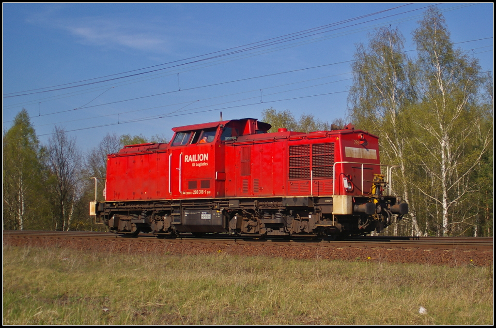 DB Schenker 298 316-1 solo in Berlin Wuhlheide, 23.04.2015
<br><br>
Die Lok wurde im Jahr 1982 bei LEW gebaut und als 111 016-2 an die DR ausgeliefert. 1991 erfolgte ein Umbau in 298 316-1. im Jahr 1998 erhielt die Lok Funkfernsteuerung. Von 2005 bis 2007 war die Lok z-gestellt (NVR-Nummer 98 80 3298 316-1 D-DB)