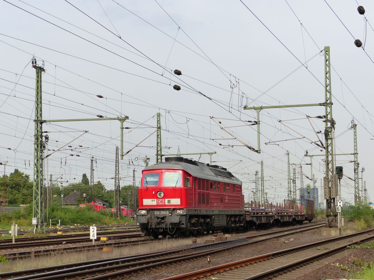 DB Schenker Diesellok 232 254-3 Gterbahnhof Oberhausen West 22-09-2016.

DB Schenker dieselloc 232 254-3 goederenstation Oberhausen West 22-09-2016.