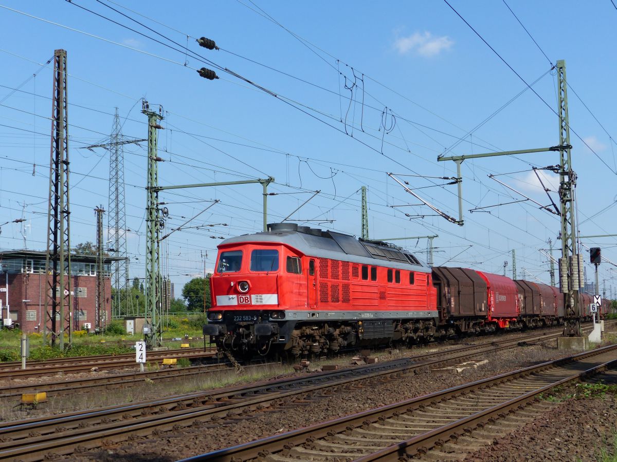 DB Schenker Diesellok 232 583-5 mit Gterzug. Oberhausen West 11-09-2015.

DB Schenker dieselloc 232 583-5 met goederentrein. Oberhausen West 11-09-2015.