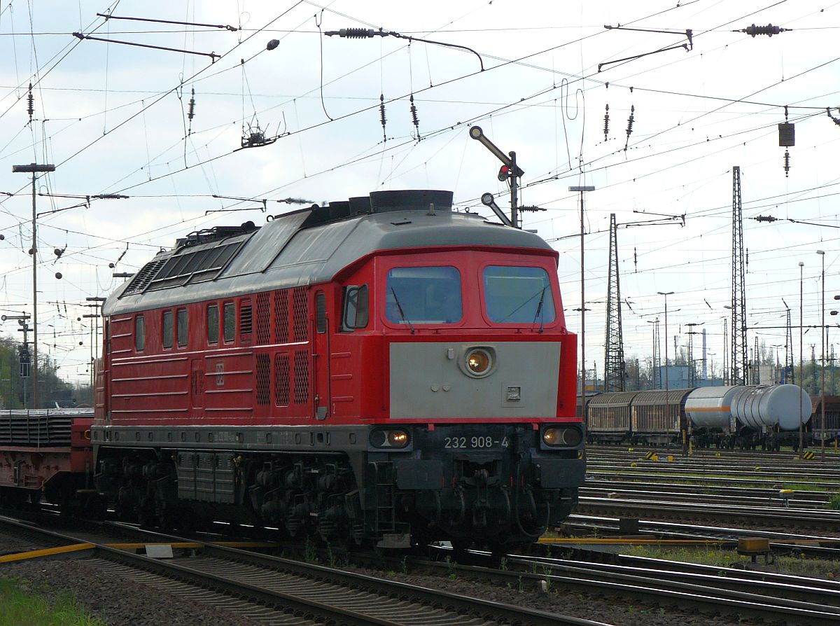 DB Schenker Diesellok 232 908-4 Oberhausen West 17-04-2015.

DB Schenker dieselloc 232 908-4 Oberhausen West 17-04-2015.