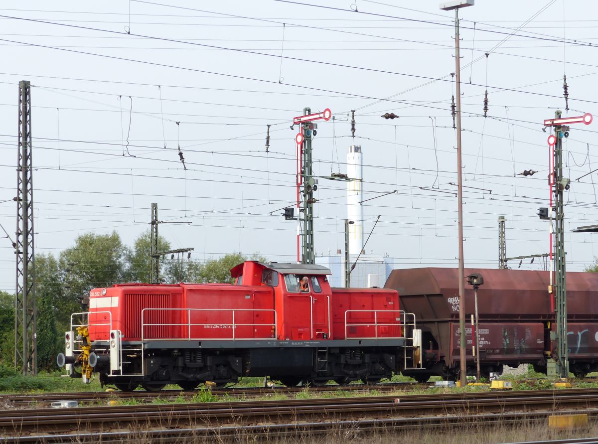 DB Schenker Diesellok 294 582-2 Gterbahnhof Oberhausen West 22-09-2016.

DB Schenker dieselloc 294 582-2 goederenstation Oberhausen West 22-09-2016.