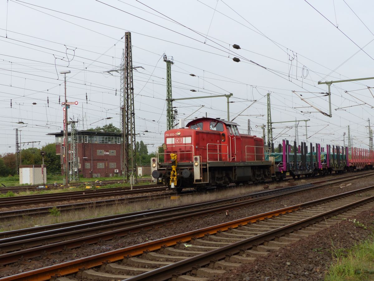 DB Schenker Diesellok 294 693-7 Gterbahnhof Oberhausen West 22-09-2016.
DB Schenker dieselloc 294 693-7 goederenstation Oberhausen West 22-09-2016.