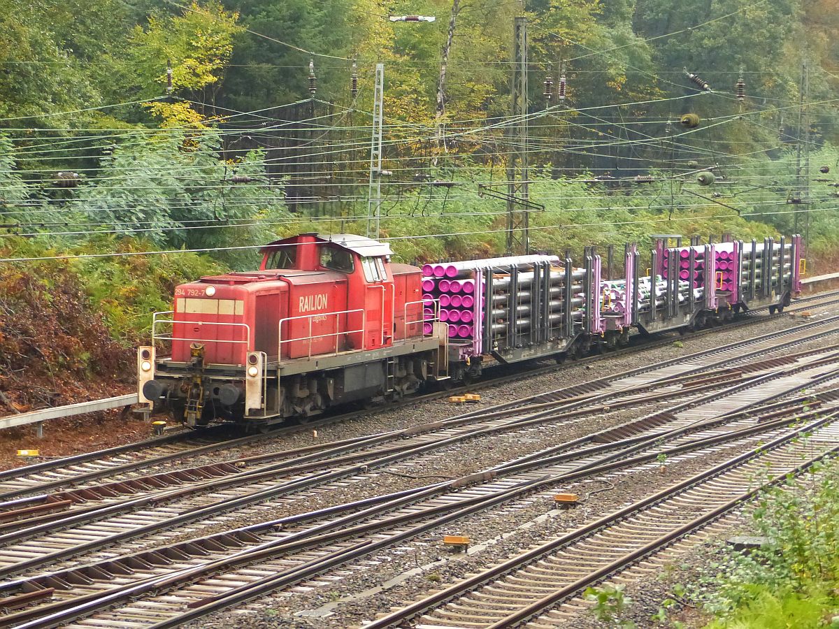 DB Schenker Diesellok 294 792-7 mit Gterzug.  Abzweig Lotharstrasse, Forsthausweg, Duisburg 20-10-2016.

DB Schenker dieselloc 294 792-7 met een korte goederentrein.  Abzweig Lotharstrasse, Forsthausweg, Duisburg 20-10-2016.