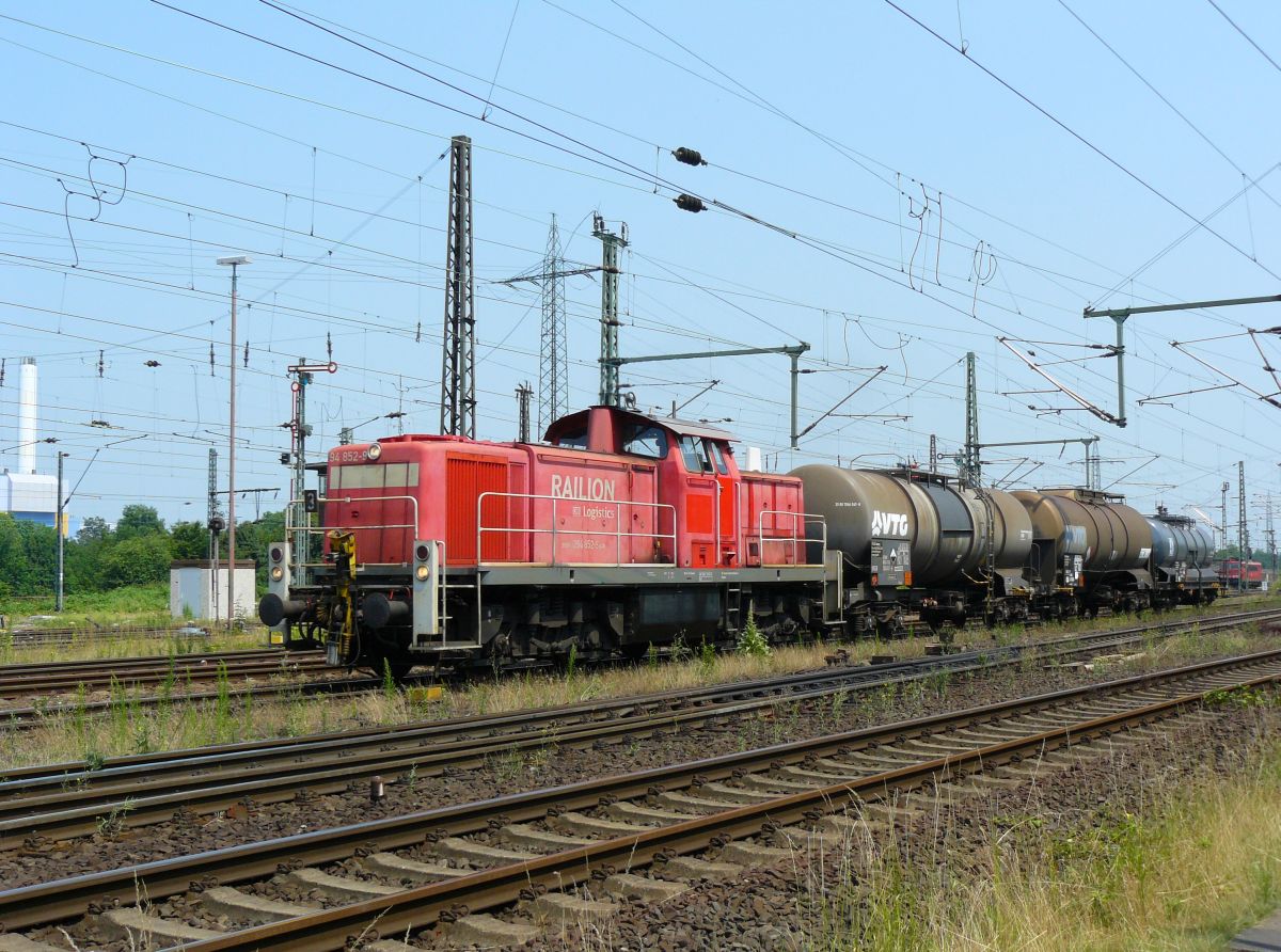 DB Schenker Diesellok 294 852-9, Oberhausen West 03-07-2015.

DB Schenker dieselloc 294 852-9 met een paar ketelwagens. Oberhausen West 03-07-2015.