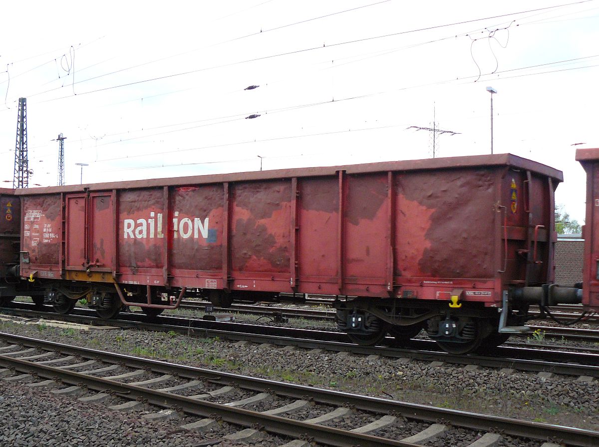 DB Schenker Eaos-x 075 mit Nummer 31 80 5360 984-4 und Aufschrift Railion. Oberhausen West 18-04-2015.

DB Schenker Eaos-x 075 vierassige hoge bakwagen met nummer 31 80 5360 984-4 en opschrift Railion. Oberhausen West, Duitsland 18-04-2015.