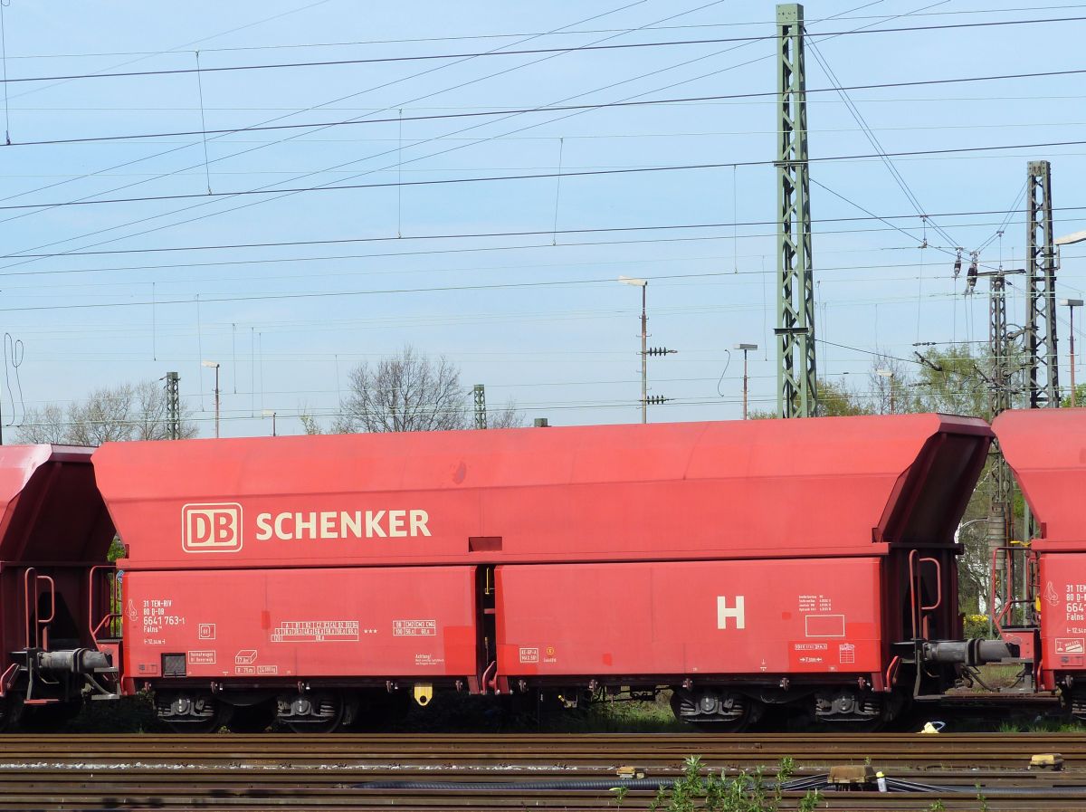 DB Schenker Falns Schttgutwagen mit schlagartiger Schwerkraftentladung mit Nummer 31 TEN-RIV 80 D-DB 6641 763-1 Gterbahnhof Oberhausen West 31-03-2017.


Falns zelflosser van DB Schenker met nummer 31 TEN-RIV 80 D-DB 6641 763-1 goederenstation Oberhausen West 31-03-2017.