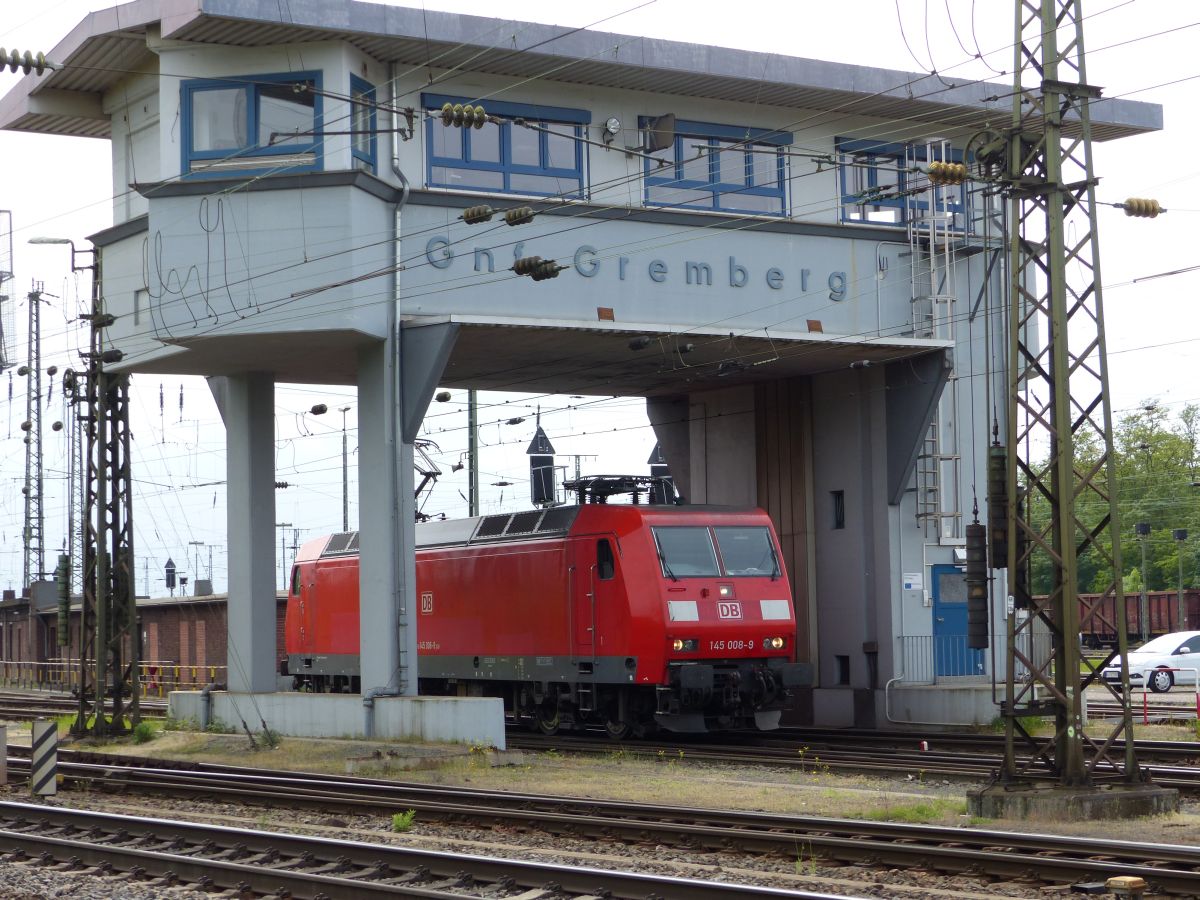 DB Schenker loc 145 008-9 Rangierbahnhof Gremberg. Gremberg Gnf (Gremberg Nord Fahrdienstleitung). Porzer Ringstrae, Kln 20-05-2016.

DB Schenker loc 145 008-9 rangeerstation Gremberg onder seinhuis Gremberg Gnf (Gremberg Nord Fahrdienstleitung). Porzer Ringstrae, Keulen 20-05-2016.