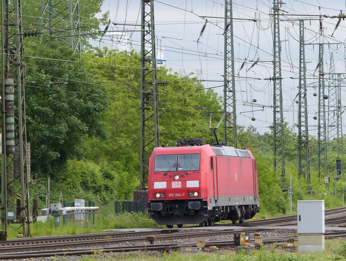 DB Schenker loc 185 364-7 Rangierbahnhof Gremberg, Bahnbergang Porzer Ringstrae, Kln 20-05-2016.

DB Schenker loc 185 364-7 rangeerstation Gremberg, overweg Porzer Ringstrae, Keulen 20-05-2016.