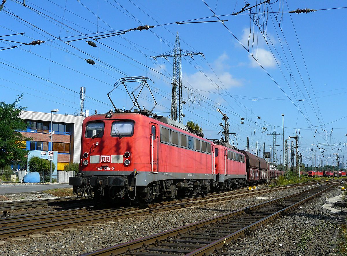 DB Schenker Lok 140 805-3 und 140 799-8 Abfahrt mit Gterzug Oberhausen West 12-09-2014.

DB Schenker loc 140 805-3 en 140 799-8 vertrekken met een goederentrein rangeerterrein Oberhausen West 12-09-2014.