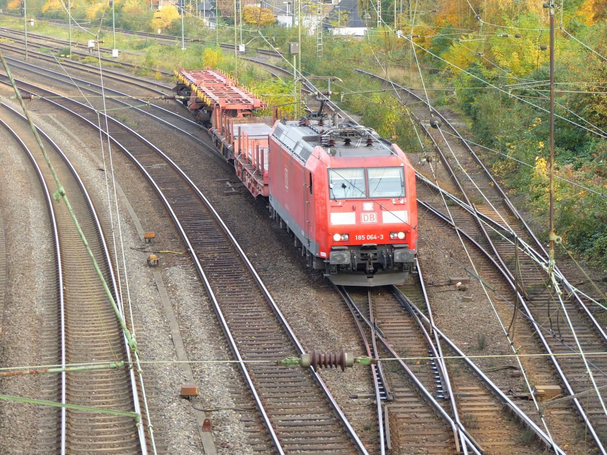 DB Schenker Lok 145 064-3 bei Oberhausen Osterfeld Sd, Wittekindstrasse Oberhausen 30-10-2015.

DB Schenker loc 145 064-3 bij Oberhausen Osterfeld Sd, Wittekindstrasse Oberhausen 30-10-2015.