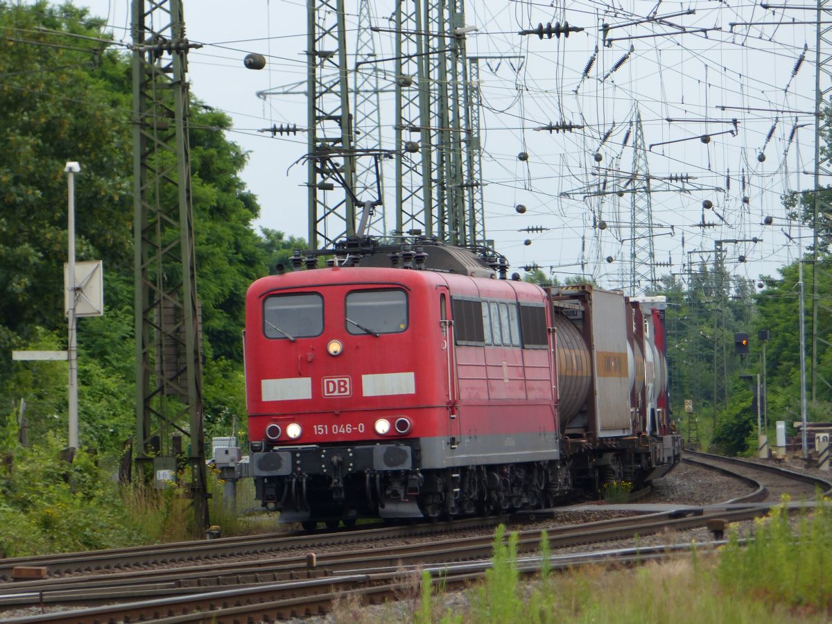 DB Schenker Lok 151 046-0 Rangierbahnhof Gremberg bei Bahnbergang Porzer Ringstrae, Kln 09-07-2016.

DB Schenker loc 151 046-0 rangeerstation Gremberg bij overweg Porzer Ringstrae, Keulen 09-07-2016.