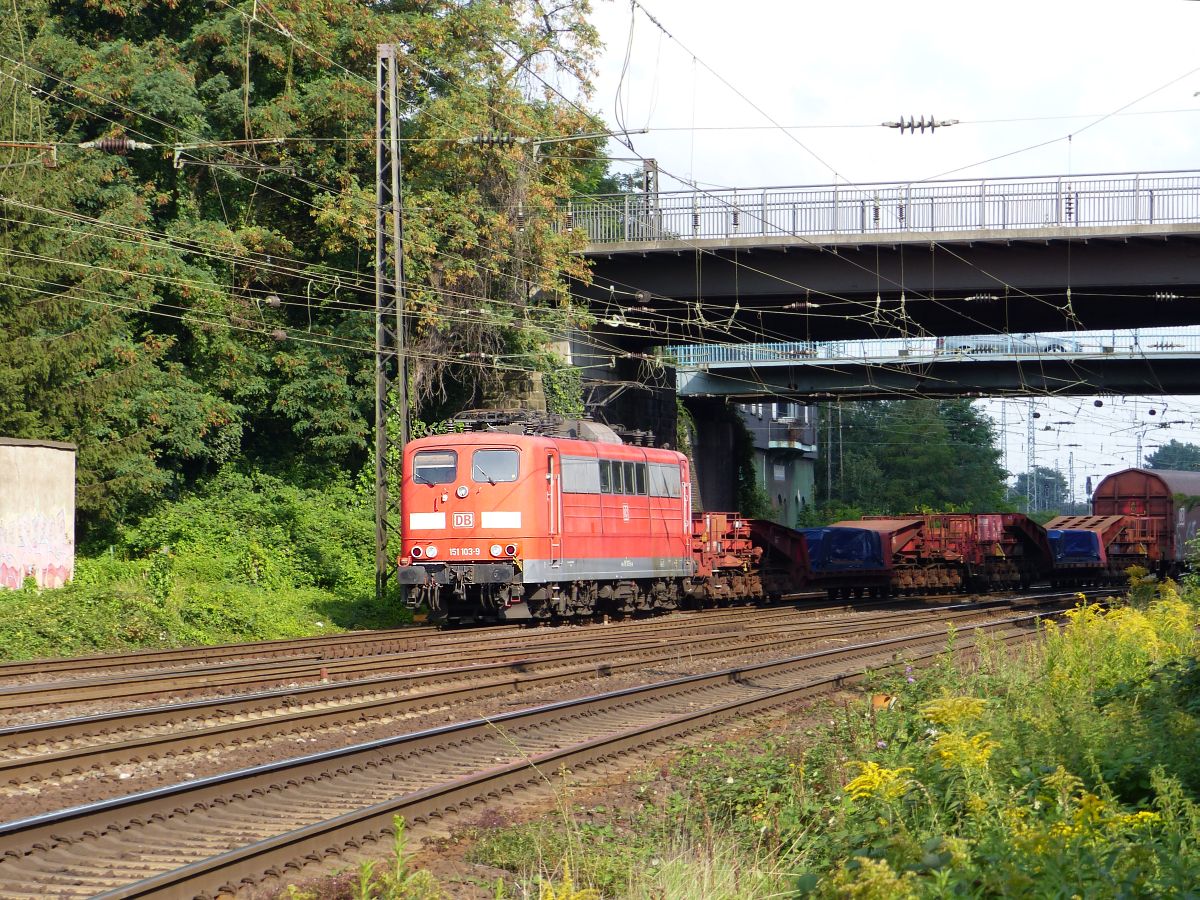 DB Schenker Lok 151 103-9 mit Gterzug. Hoffmannstrasse, Oberhausen 11-09-2015.

DB Schenker loc 151 103-9 met een goederentrein. Hoffmannstrasse, Oberhausen 11-09-2015.