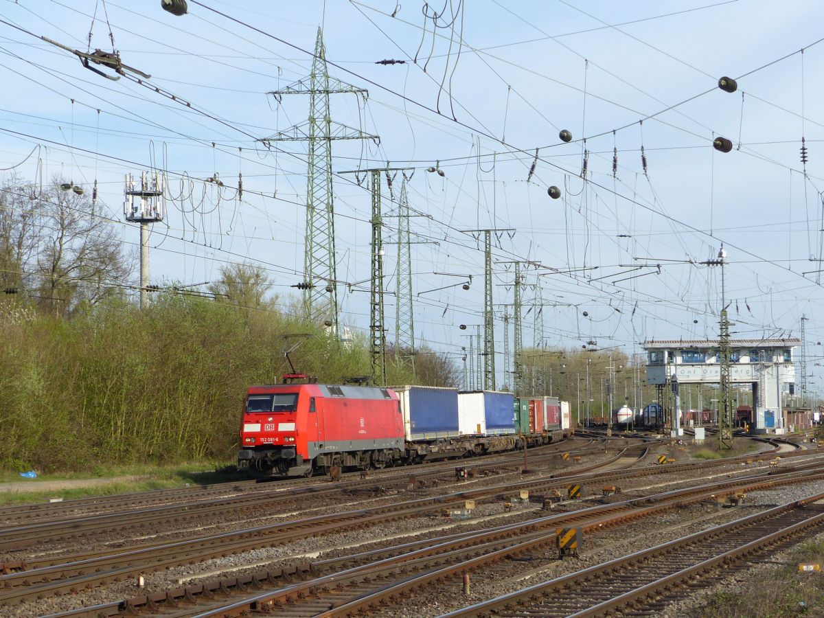 DB Schenker Lok 152 081-6 Rangierbahnhof Gremberg bei Gremberg Gnf (Gremberg Nord Fahrdienstleitung), Porzer Ringstrae, Kln 31-03-2017.

DB Schenker loc 152 081-6 rangeerstation Gremberg bij seinhuis Gremberg Gnf (Gremberg Nord Fahrdienstleitung) Porzer Ringstrae, Keulen 31-03-2017.