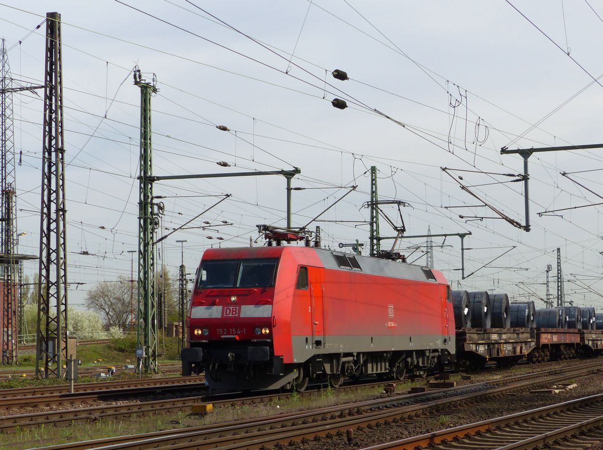 DB Schenker Lok 152 154-1 Gterbahnhof Oberhausen West 31-03-2017.

DB Schenker loc 152 154-1 goederenstation Oberhausen West 31-03-2017.