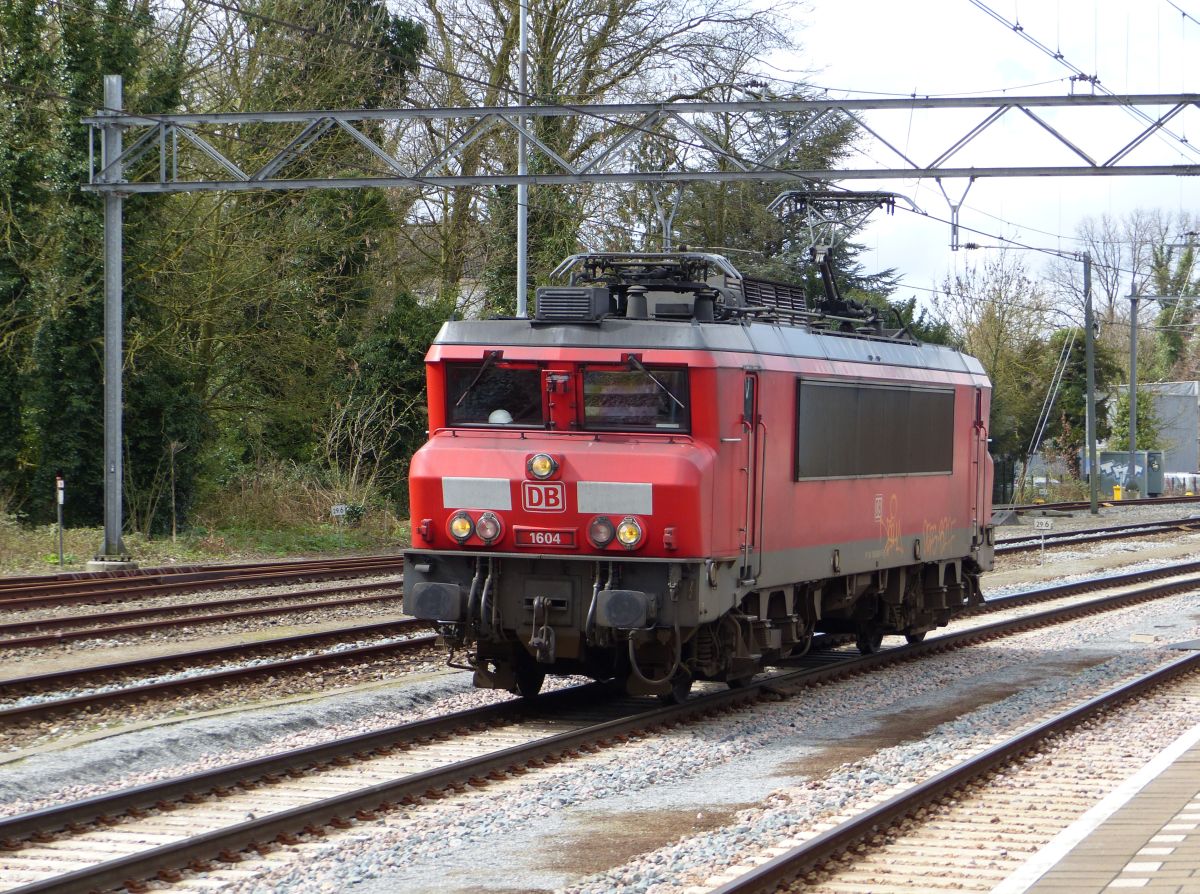 DB Schenker Lok 1604 Dordrecht 07-04-2016.

DB Schenker loc 1604 Dordrecht 07-04-2016.