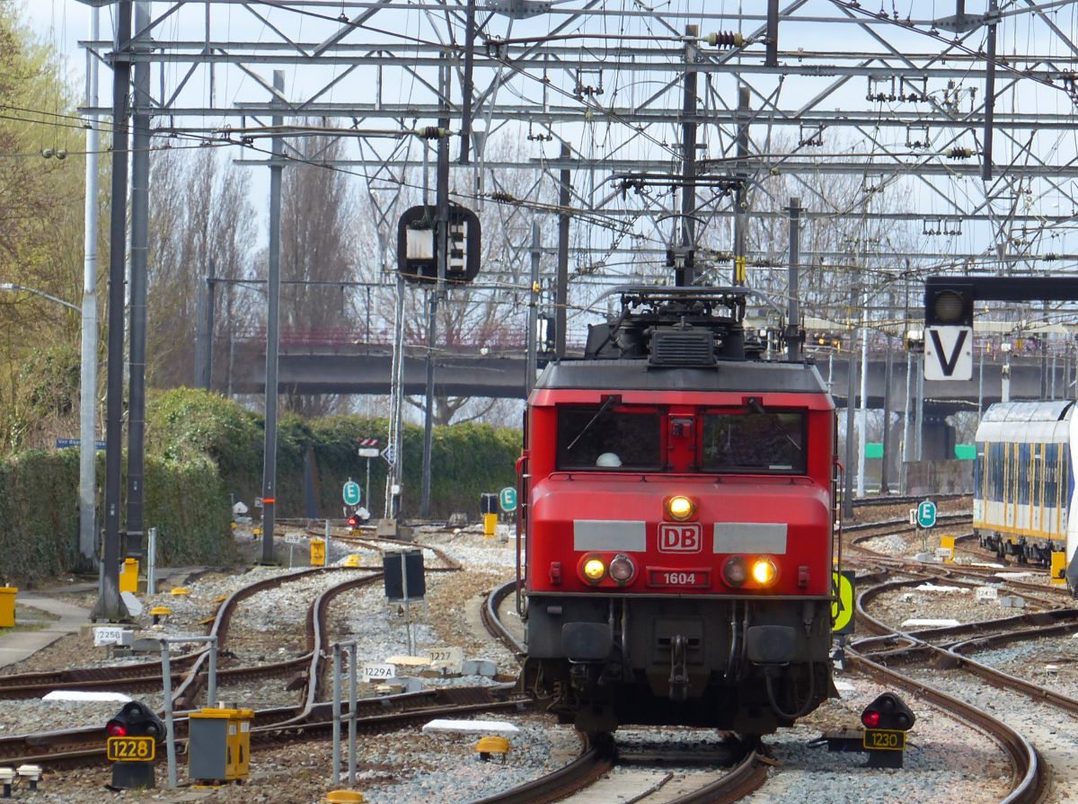 DB Schenker Lok 1604 Dordrecht 07-04-2016.

DB Schenker loc 1604 Dordrecht 07-04-2016.