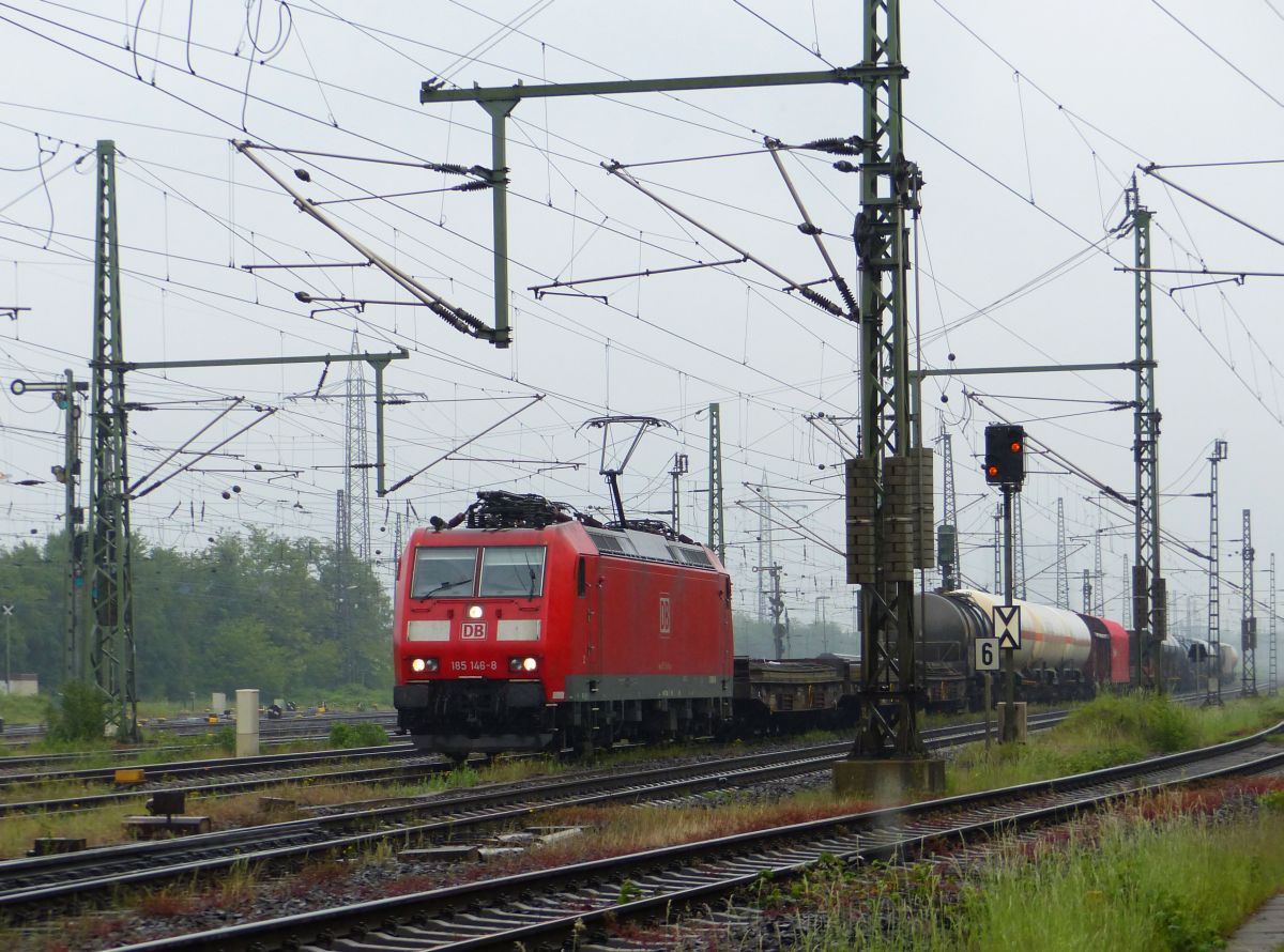 DB Schenker Lok 185 146-8 Gterbahnhof Oberhausen West 20-05-2016.

DB Schenker loc 185 146-8 in de stromende regen. Goederenstation Oberhausen West 20-05-2016.