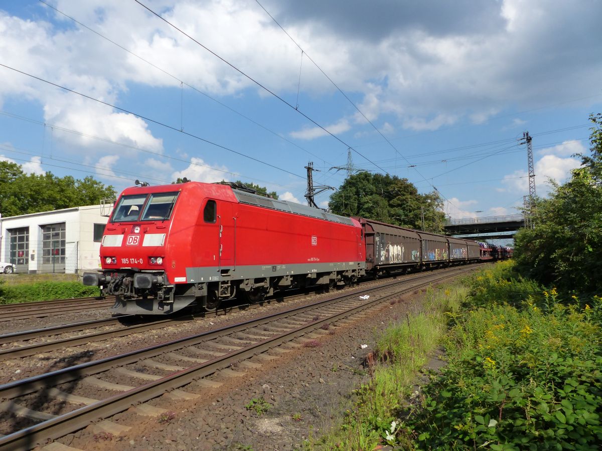 DB Schenker Lok 185 174-0 bei Oberhausen Osterfeld Sd 11-09-2015.

DB Schenker loc 185 174-0 bij Oberhausen Osterfeld Sd 11-09-2015.