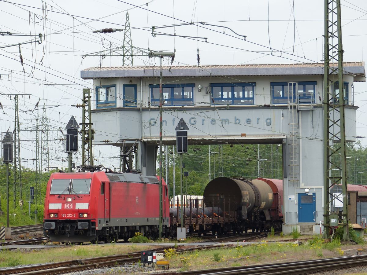 DB Schenker Lok 185 212-8 Rangierbahnhof Kln Gremberg, Gremberg Gnf (Gremberg Nord Fahrdienstleitung) 20-05-2016.

DB Schenker loc 185 212-8 rangeerstation Keulen Gremberg bij seinhuis Gremberg Gnf (Gremberg Nord Fahrdienstleitung) 20-05-2016.