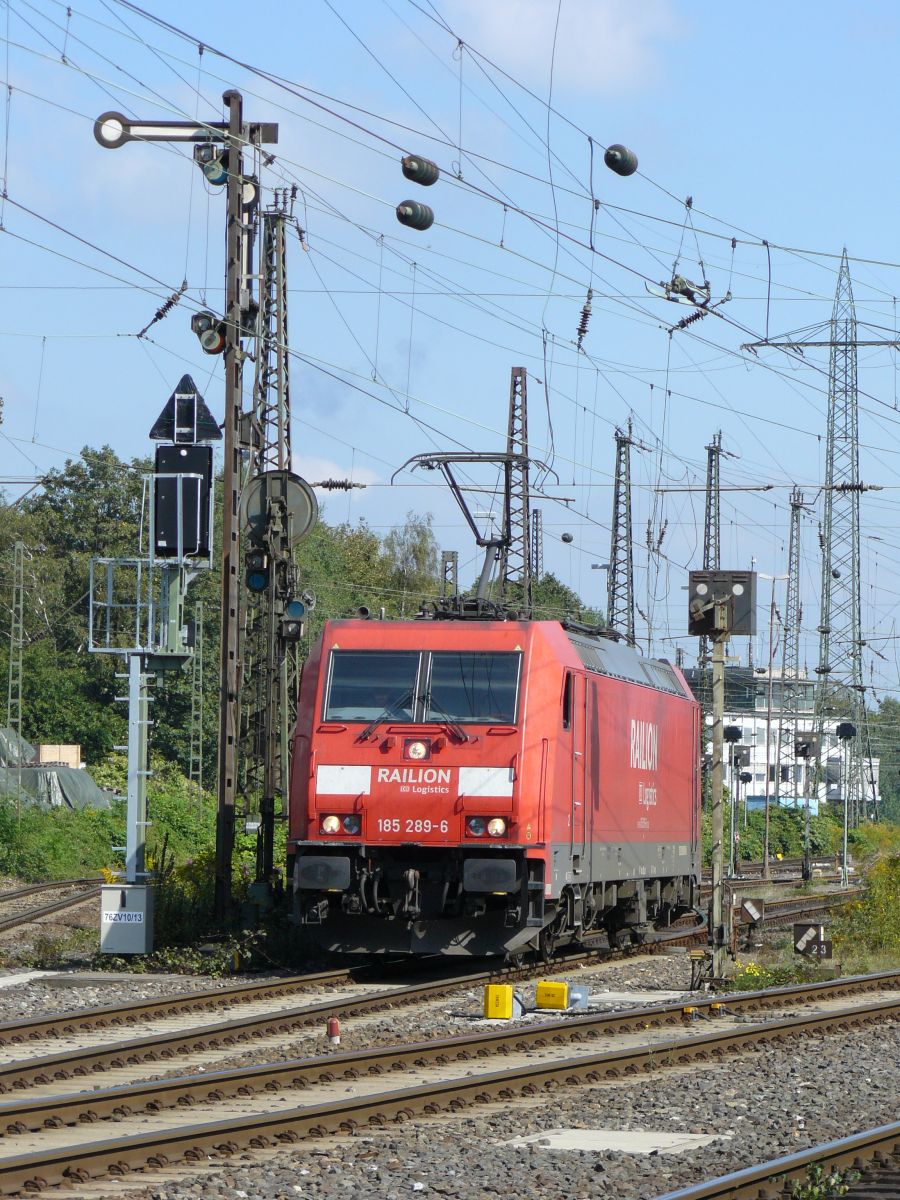 DB Schenker Lok 185 289- 6 mit Aufschrift  RAILION  Rangierbahnhof Oberhausen West 12-09-2014.

DB Schenker loc 185 289- 6 met opschrift  RAILION  rangeerterrein Oberhausen West 12-09-2014.