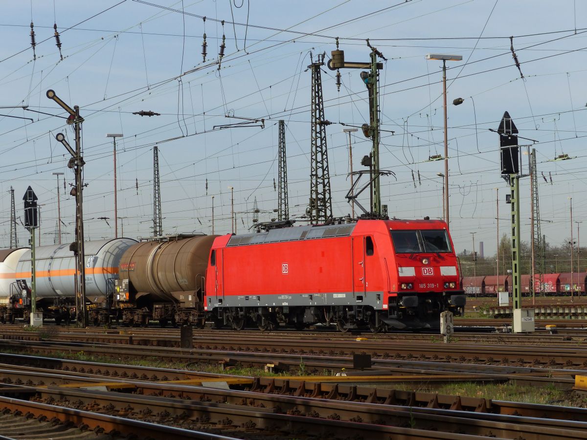 DB Schenker Lok 185 319-1 Gterbahnhof Oberhausen West 31-03-2017.

DB Schenker loc 185 319-1 goederenstation Oberhausen West 31-03-2017.