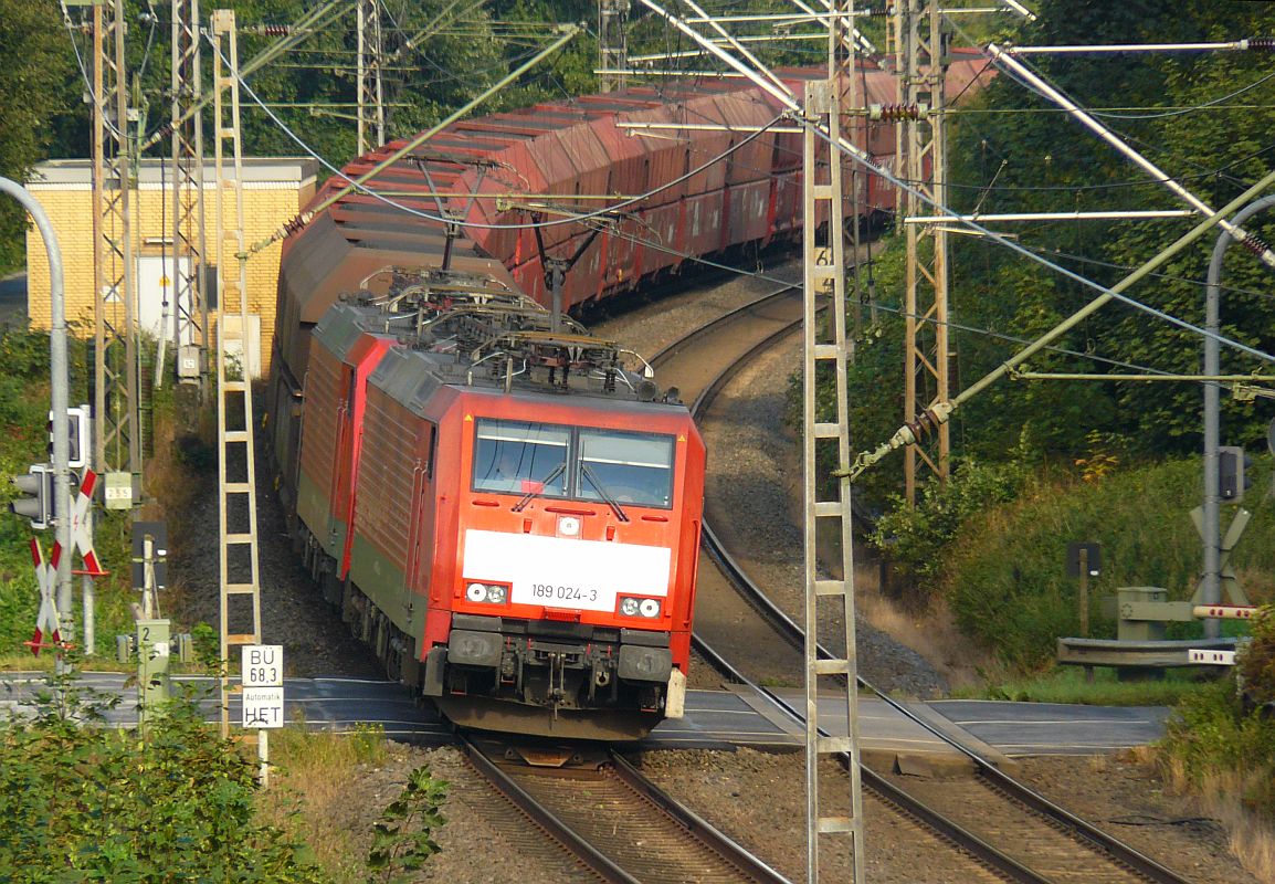 DB Schenker Lok 189 024-3 mit Schwesterlok. Bahnbergang Emmericher Strasse in Elten 11-09-2013.

DB Schenker locomotief 189 024-3 met zusterloc voor een kolentrein. Overweg Emmericher Strasse in Elten, Duitsland 11-09-2013.