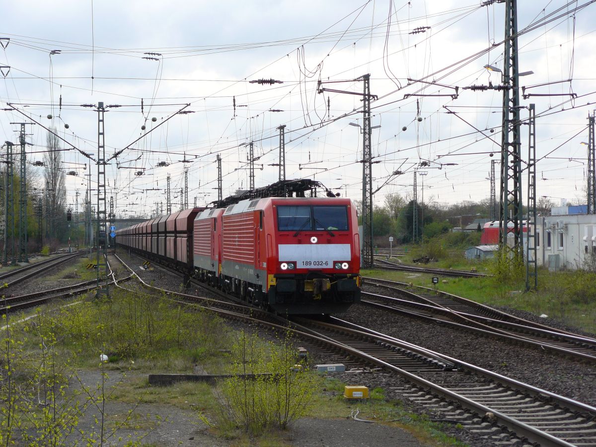 DB Schenker Lok 189 032-6 mit Schwesterlok und Gterzug. Emmerich am Rhein 18-04-2015.

DB Schenker 189 032-6 met zusterloc en goederentrein uit de richting Wesel. Emmerich am Rhein 18-04-2015.