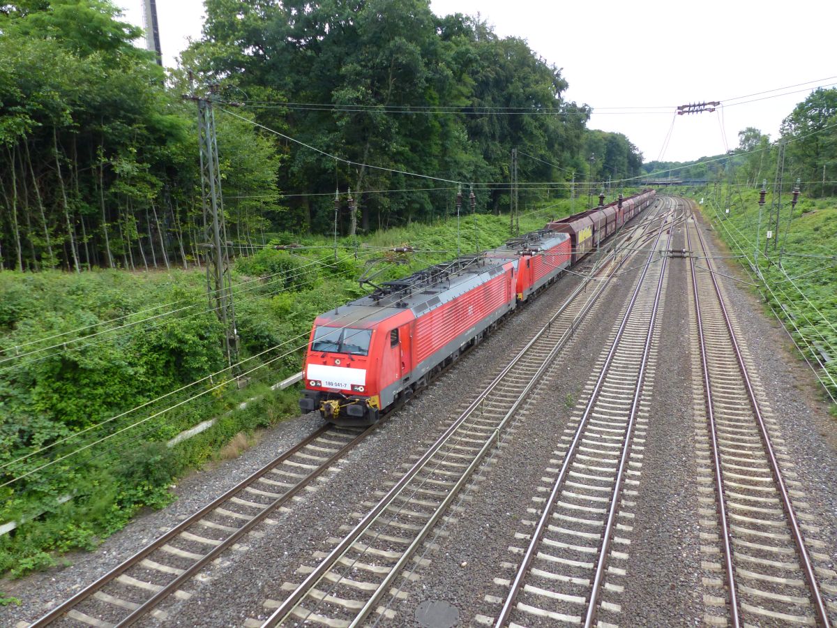 DB Schenker Lok 189 041-7 mit Schwesterlok Abzweig Lotharstrasse / Forsthausweg, Duisburg 08-07-2016.

DB Schenker loc 189 041-7 met zusterloc Abzweig Lotharstrasse / Forsthausweg, Duisburg 08-07-2016.