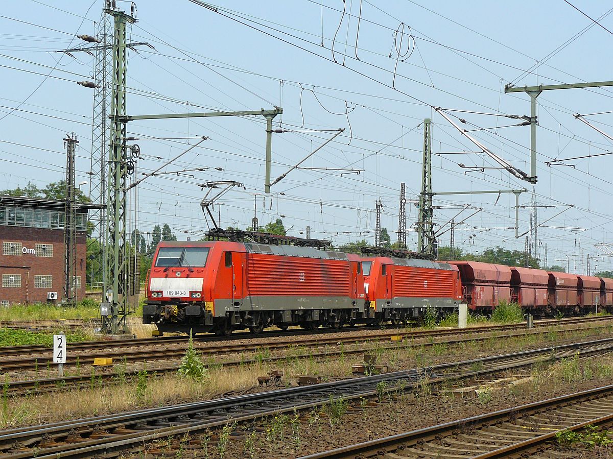 DB Schenker Lok 189 043-3 mit Schwesterlok. Oberhausen West 03-07-2015.


DB Schenker loc 189 043-3 met zusterloc. Oberhausen West 03-07-2015.