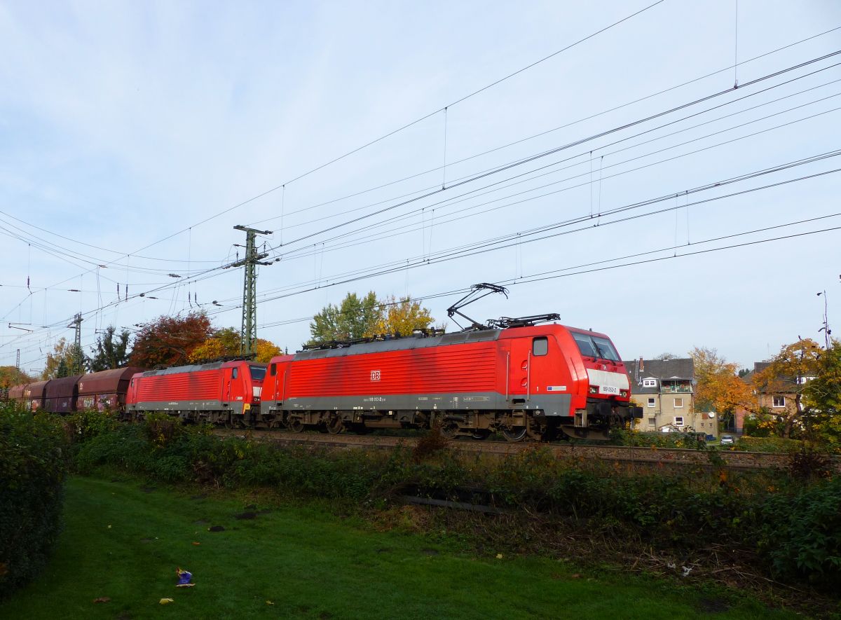 DB Schenker Lok 189 053-2 mit Schwesterlok. Grosser Wall, Emmerich am Rhein 30-10-2015.

DB Schenker loc 189 053-2 met zusterloc voor een goederentrein uit Nederland. Grosser Wall, Emmerich am Rhein 30-10-2015.