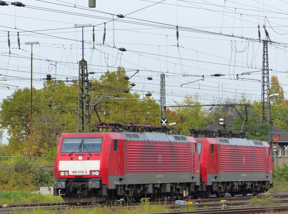 DB Schenker Lok 189 076-3 mit Schwesterlok Gterbahnhof Oberhausen West 30-10-2015.

DB Schenker loc 189 076-3 met zusterloc goederenstation Oberhausen West 30-10-2015.