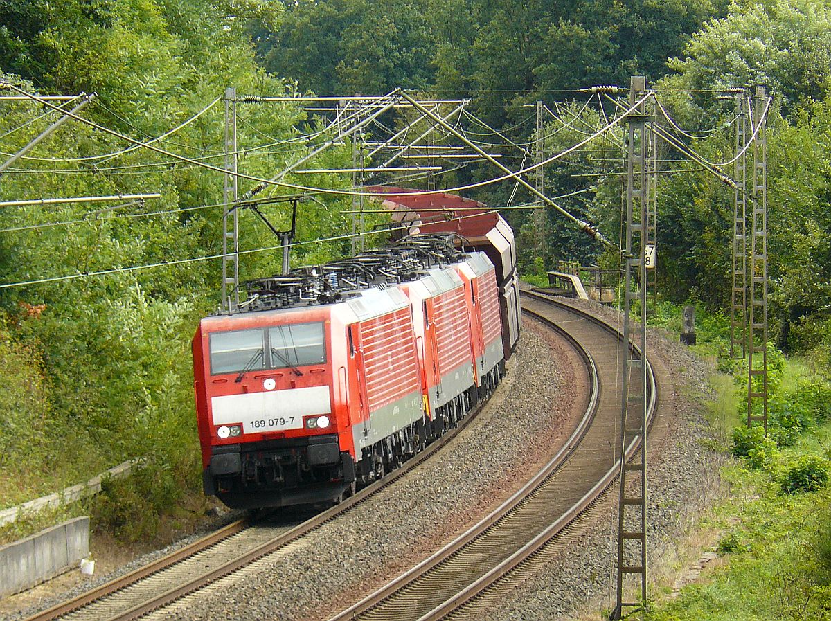 DB Schenker Lok 189 079-7 in Elten am 11-09-2013.

DB Schenker locomotief 189 079-7 met twee zusterlocomotieven in opzending en goederentrein in Elten 11-09-2013.