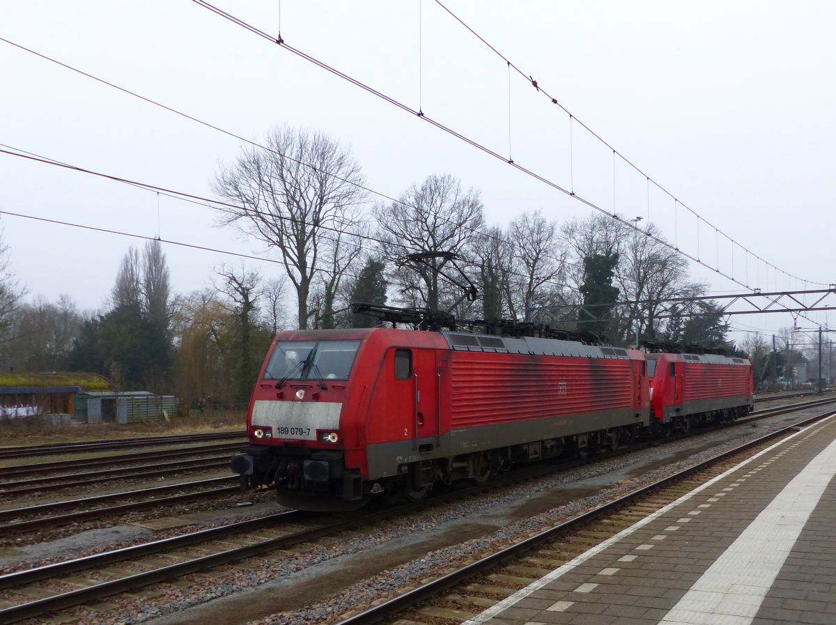 DB Schenker Lok 189 079-7 und 189 054-0 Gleis 6 Dordrecht, Niederlande 16-02-2017.

DB Schenker loc 189 079-7 en 189 054-0 spoor 6 Dordrecht 16-02-2017.