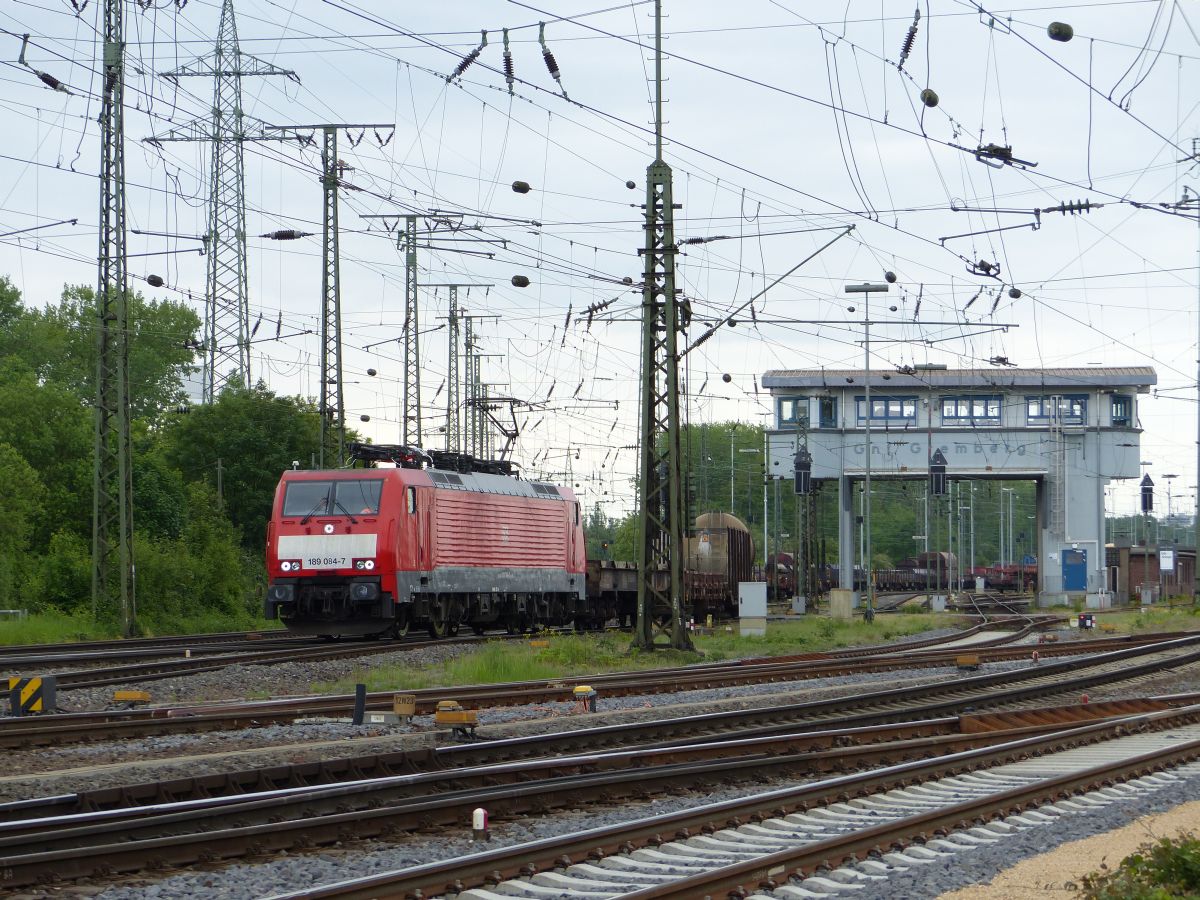 DB Schenker Lok 189 084-7 Rangierbahnhof Gremberg, Gremberg Gnf (Gremberg Nord Fahrdienstleitung), Porzer Ringstrae, Kln 20-05-2016.

DB Schenker loc 189 084-7 rangeerstation Gremberg, Gremberg Gnf (Gremberg Nord Fahrdienstleitung), Porzer Ringstrae, Keulen 20-05-2016.