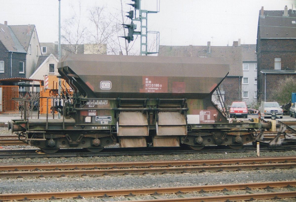 DB Schotterwagen Fac 139 Bauart 267 mit Nummer 80 80 972 0 186-3. Herne, Deutschland 09-02-1994. Scan und Bild: Hans van der Sluis.

DB zelflosser Fac 139 Bauart 267 met nummer 80 80 972 0 186-3. Herne, Duitsland 09-02-1994. Scan und Bild: Hans van der Sluis.