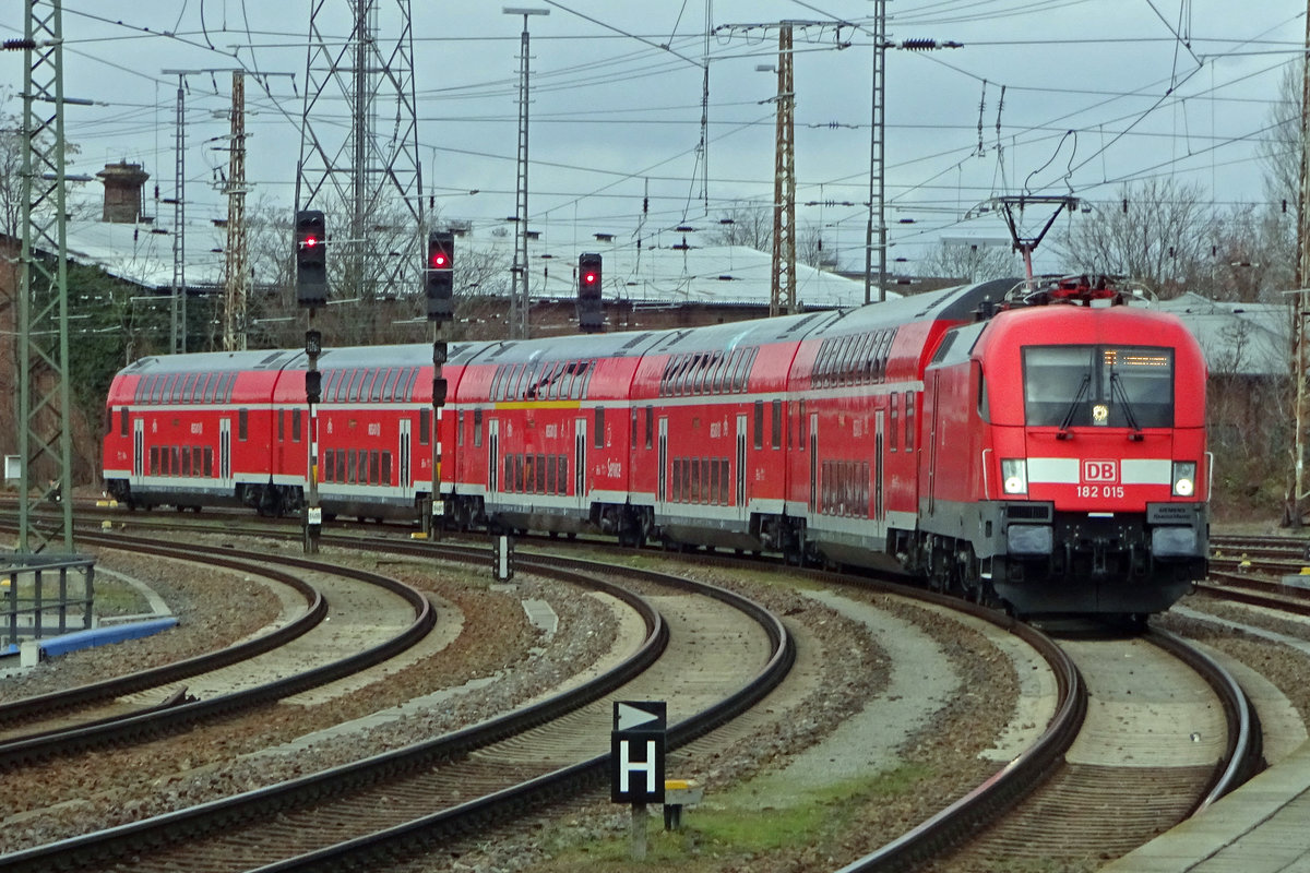DB Taurus 182 015 treft mit der RE aus/nach Brandenburg Hbf �ber berlin Hbf am 25 Febtruar 2020 in Frankfurt (Oder) ein.