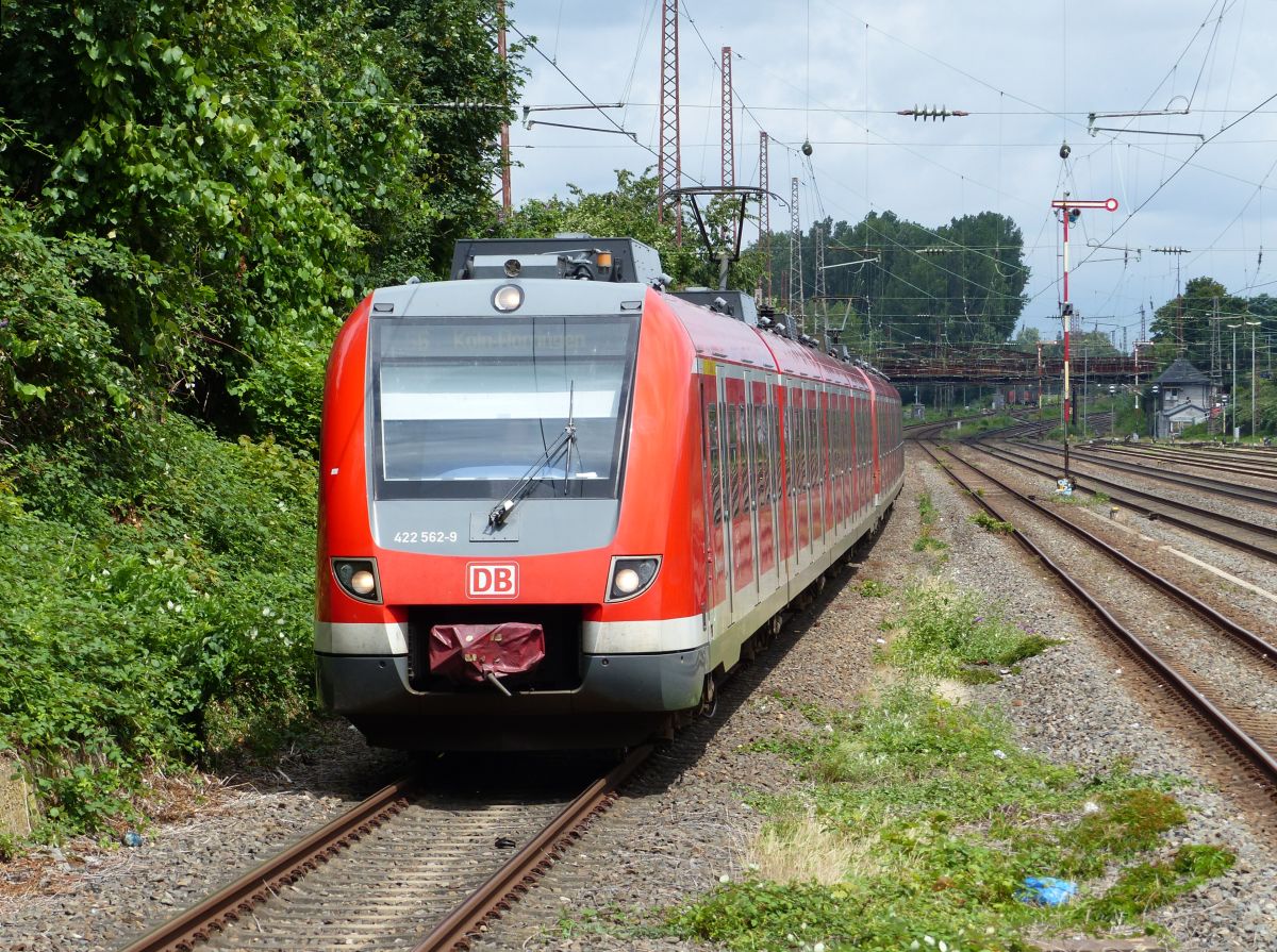 DB Treibzug 422 562-9 en 422 555-3 Einfahrt Bahnhof Dsseldorf-Rath 09-07-2020.

DB treinstel 422 562-9 en 422 555-3 aankomst station Dsseldorf-Rath 09-07-2020.