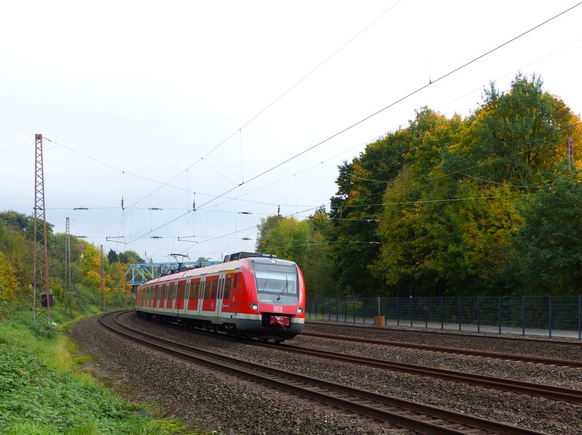 DB Triebzug 422 084-4 und 422 579-3 Winkhauser Talweg, Mlheim an der Ruhr 13-10-2017.

DB treinstel 422 084-4 en 422 579-3 Winkhauser Talweg, Mlheim an der Ruhr 13-10-2017.