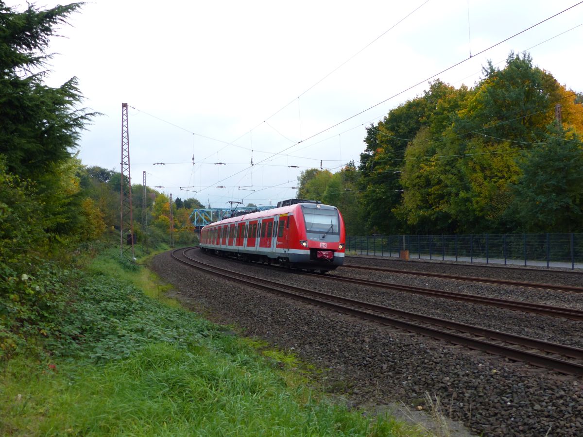 DB Triebzug 422 512-4 und 422 574-4 Winkhauser Talweg, Mlheim an der Ruhr 13-10-2017.

DB treinstel 422 512-4 en 422 574-4 Winkhauser Talweg, Mlheim an der Ruhr 13-10-2017.