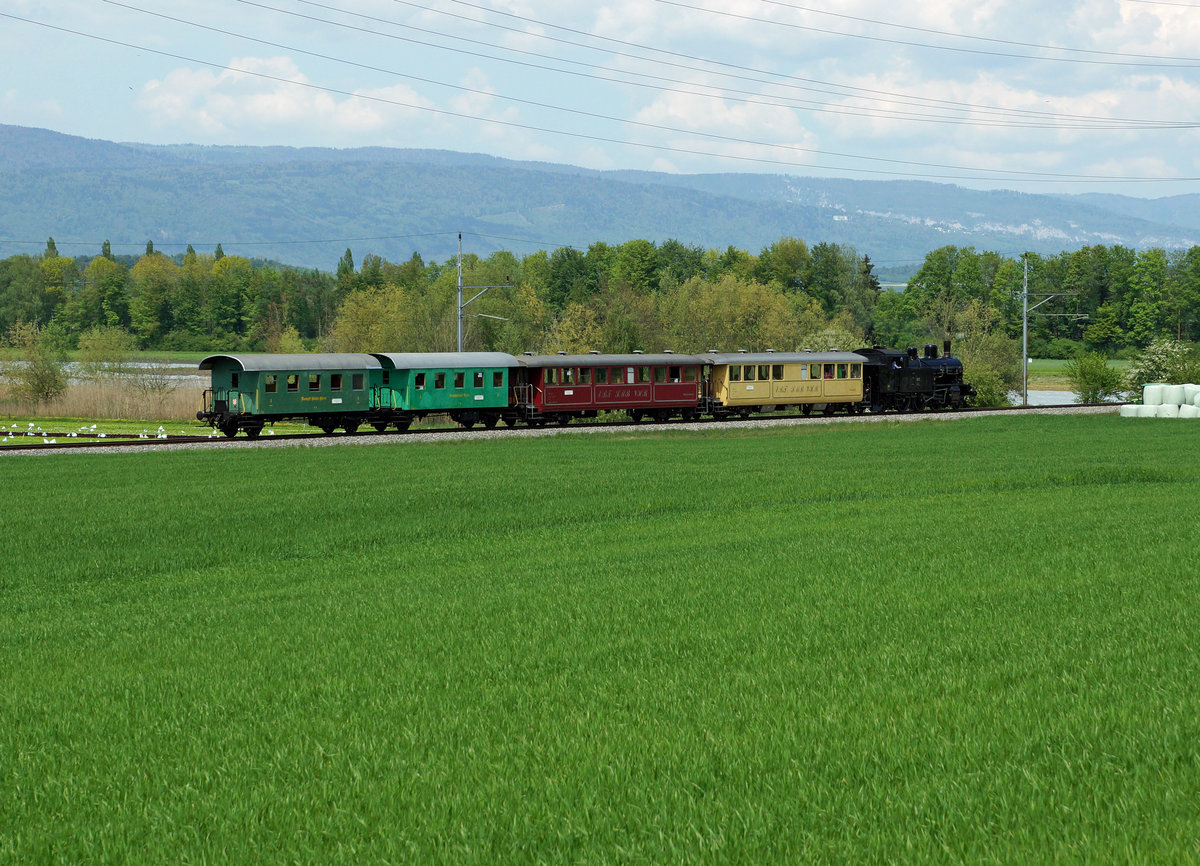 DBB: Der Dampfzug mit der Eb 3/5 5810 /ehemals SBB) + Bi 523 + 524 + C2 +C2 auf der Hinfahrt von der Werkstätte Konolfingen zum Spargelfest Kerzers vom 7. Mai 2016. Der Sonderzug wurde zwischen Kerzers und Fräschels auf der Fahrt nach Kallnach verewigt. Die beiden C2 am Schluss des Zuges, auch  Donnerbüchsen  genannt stammen aus Österreich.
Foto: Walter Ruetsch