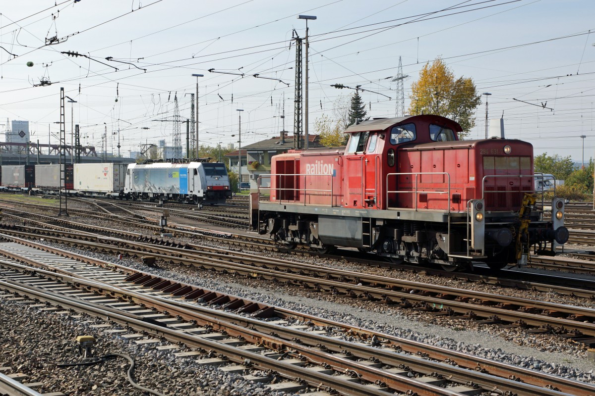 DB/BLS: Während der Rangierfahrt mit der RAILION 294 631-7 in Weil am Rhein am 10. Oktober 2015 konnte noch zusätzlich die Einfahrt eines BLS Cargo Güterzuges mit der RAILPOOL 186 105 dokumentiert werden.
Foto: Walter Ruetsch 