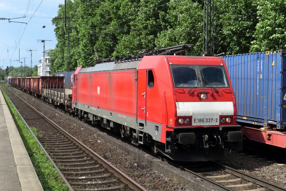 DBC 186 337 zieht ein Guterzug durch Köln Süd am 19 Mai 2022.