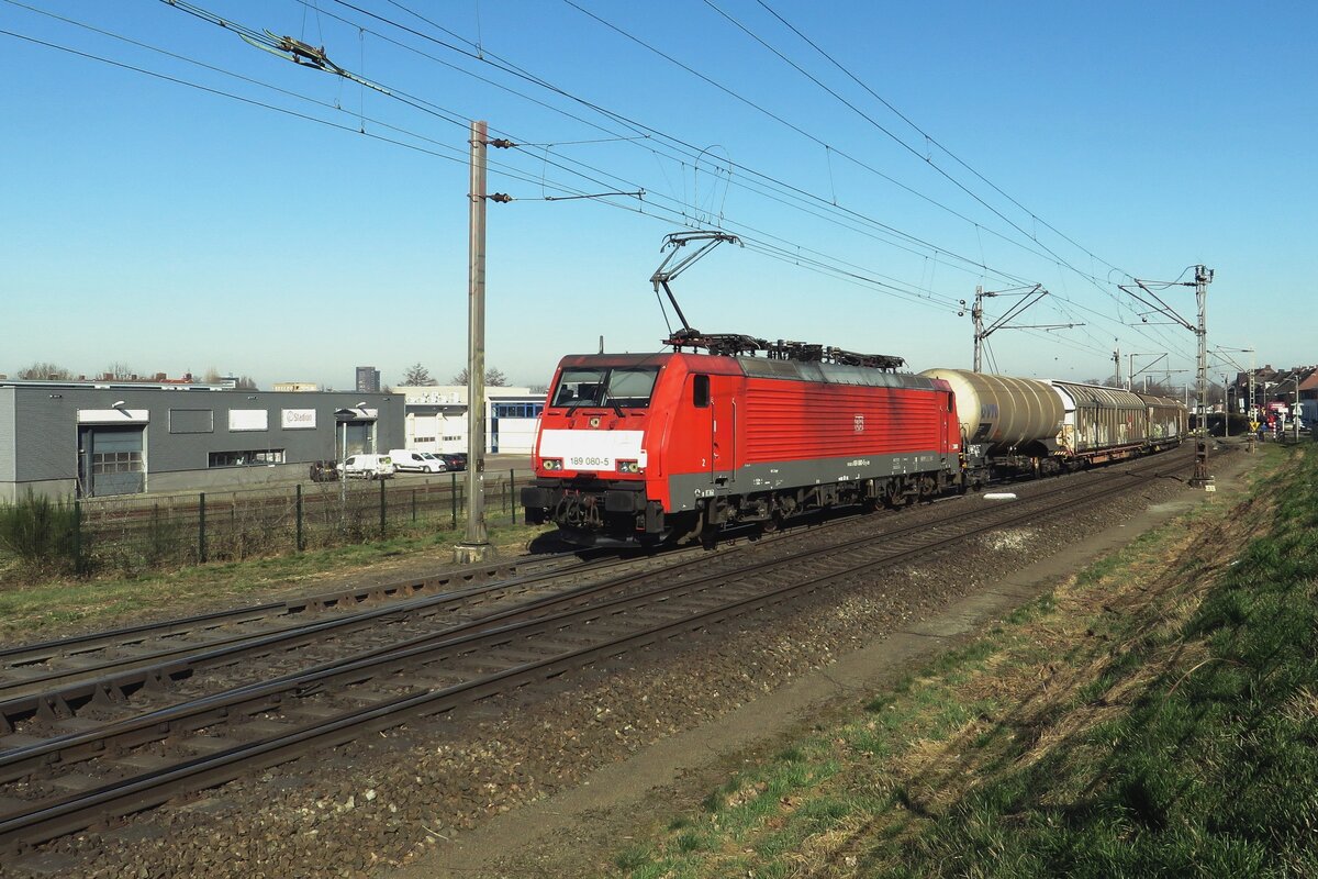 DBC 189 080 schleppt ein Mischer durch Venlo-Vierpaardjes am 4 März 2022.