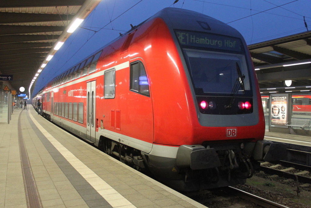DBpbzfa 766.1 als RE 4314 von Rostock Hbf nach Hamburg Hbf kurz vor der Ausfahrt im Rostocker Hbf.30.10.2015