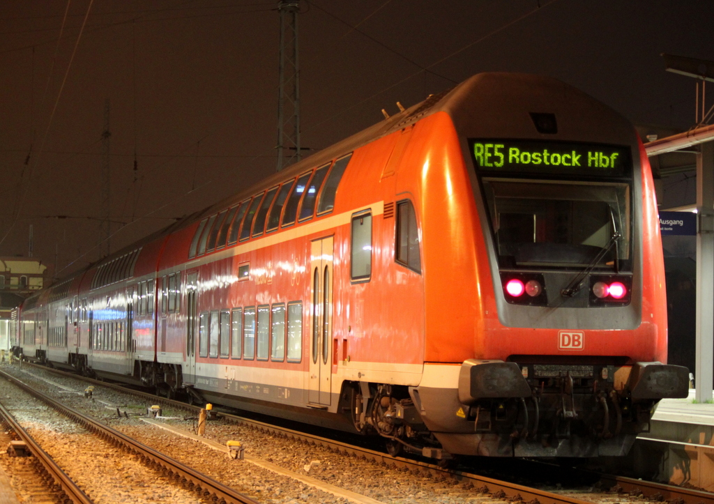 DBpbzfa 776.1 als RE 4369 von Rostock Hbf nach Berlin Hbf(tief)hatte bis zur Abfahrt um 20:34 Uhr noch bisschen Zeit.15.11.2013