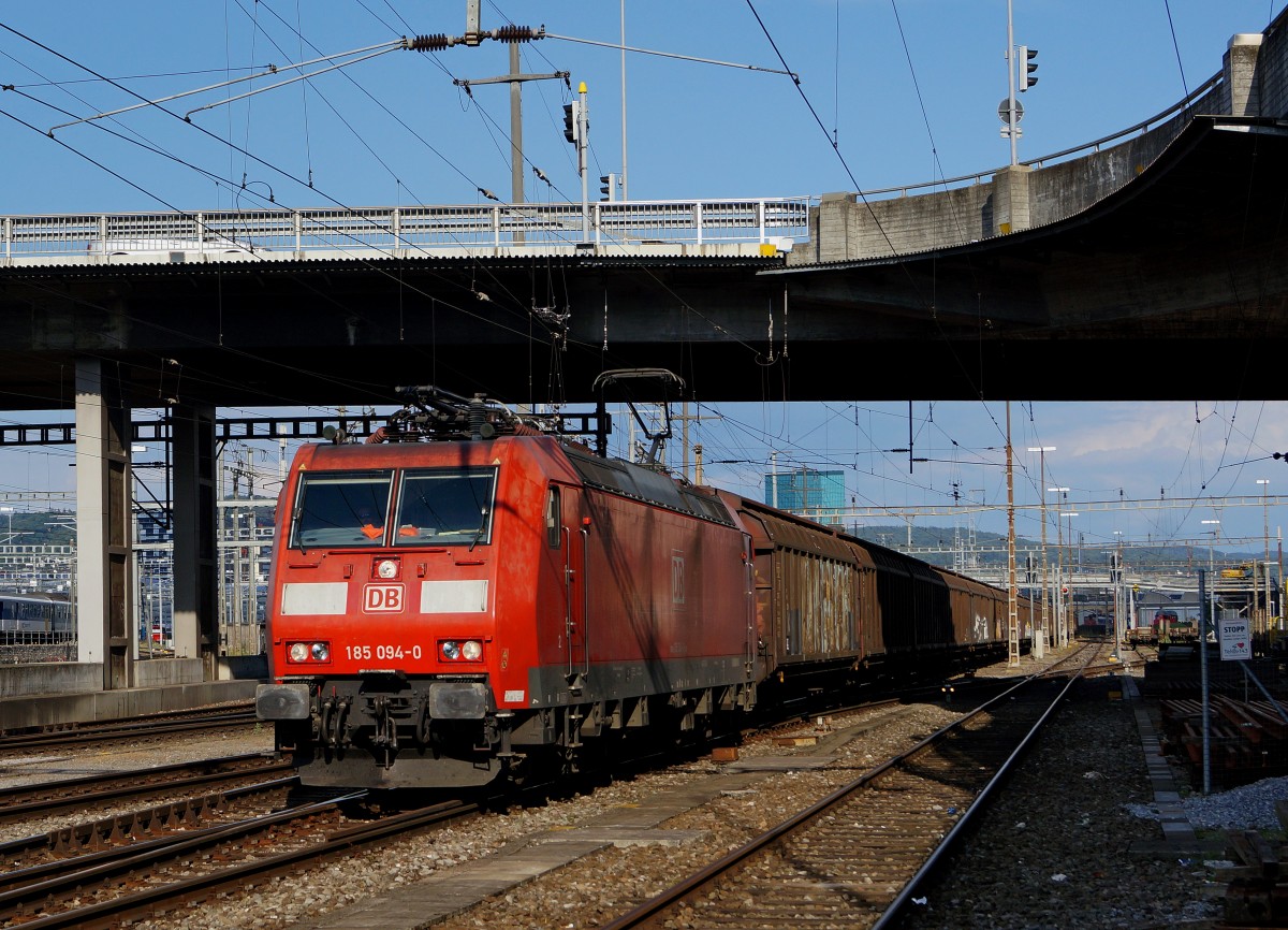 DB/SBB: Güterzug mit 185 094-0 bei Zürich Altstetten am 27. Juni 2015.
Foto: Walter Ruetsch