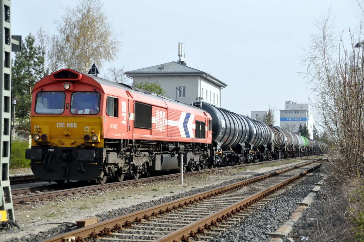DE 668 der HGK mit Kesselwagenganzzug in Illertissen am 23.04.2010.