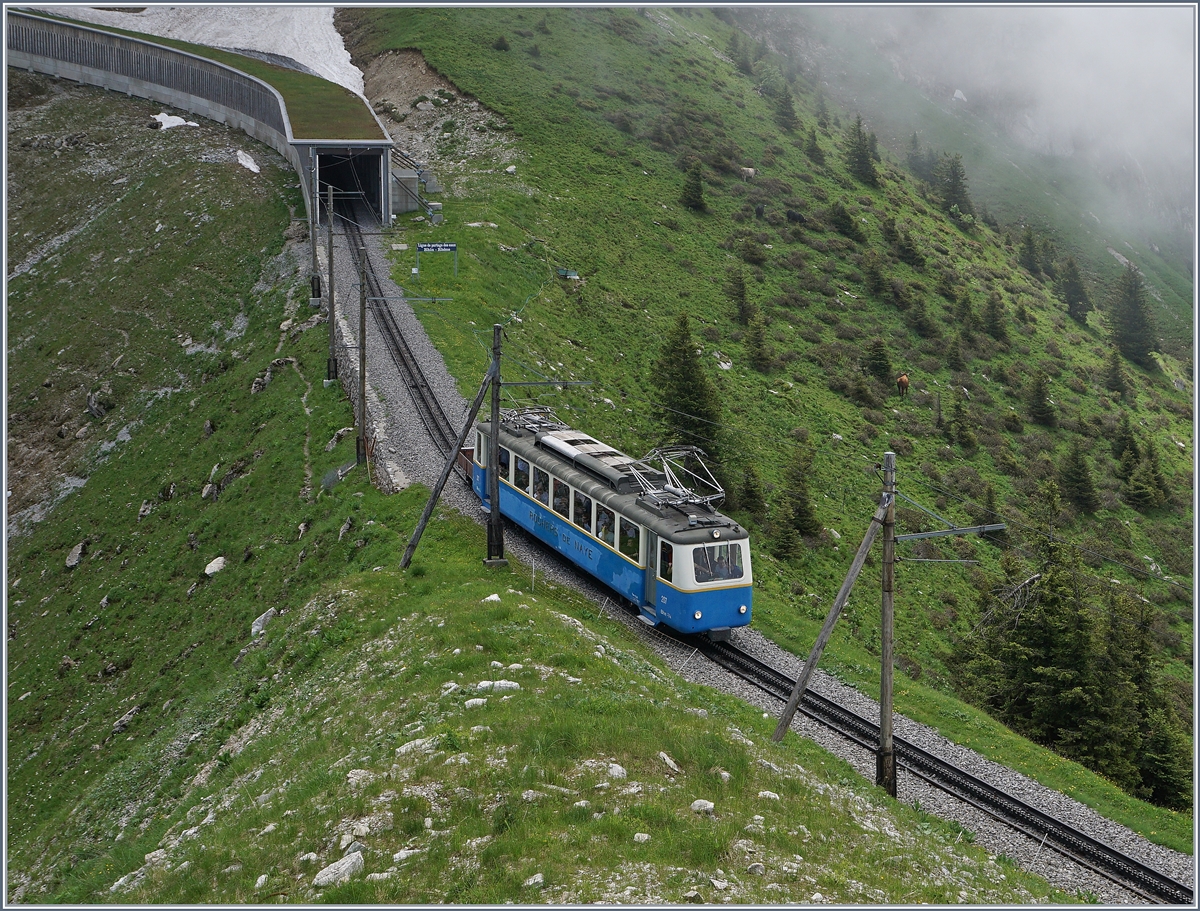 De Bhe 2/4 207 oberhalb von Jaman.
3. Juli 2016