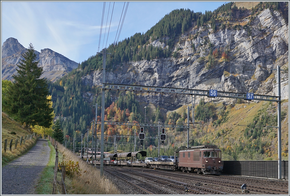 Dei BLS Re 4/4 194 erreicht mit ihrem Tunnel-Autozug Kandersteg. 

11. Okt. 2022